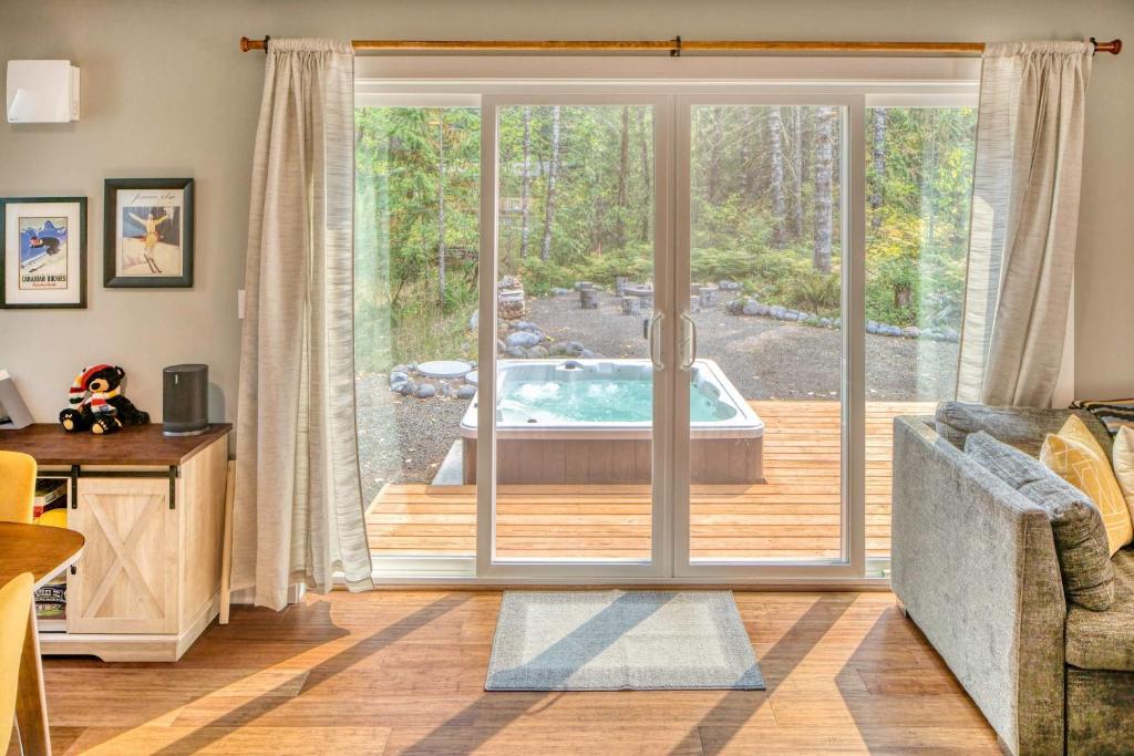Posezení v ubytování A-Frame of Mind - Secluded Escape Hot tub