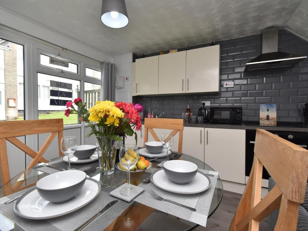 Η κουζίνα ή μικρή κουζίνα στο 2 Bed in Freshwater East 91445