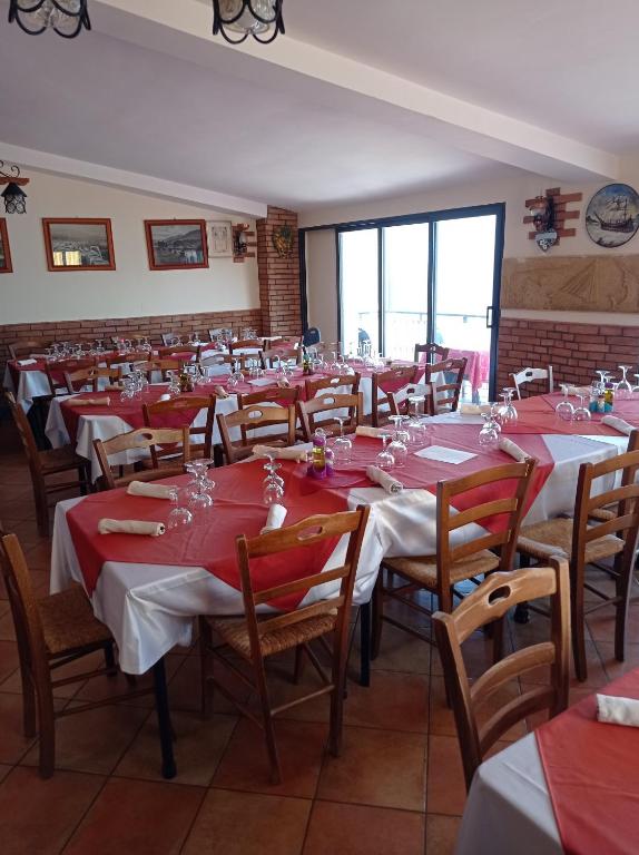 A restaurant or other place to eat at casa vacanze mm rooms
