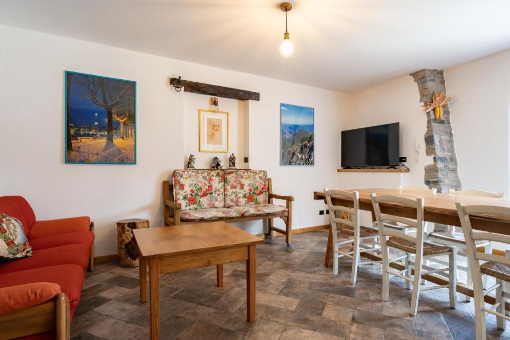 TV a/nebo společenská místnost v ubytování BALLABIO LAKE - Rustic Chic Retreat