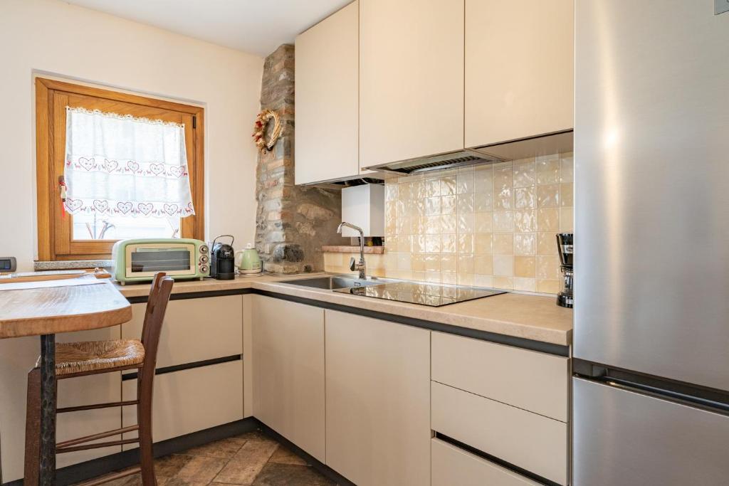 Kuchyň nebo kuchyňský kout v ubytování BALLABIO LAKE - Rustic Chic Retreat