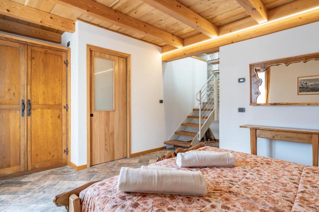 Postel nebo postele na pokoji v ubytování BALLABIO LAKE - Rustic Chic Retreat