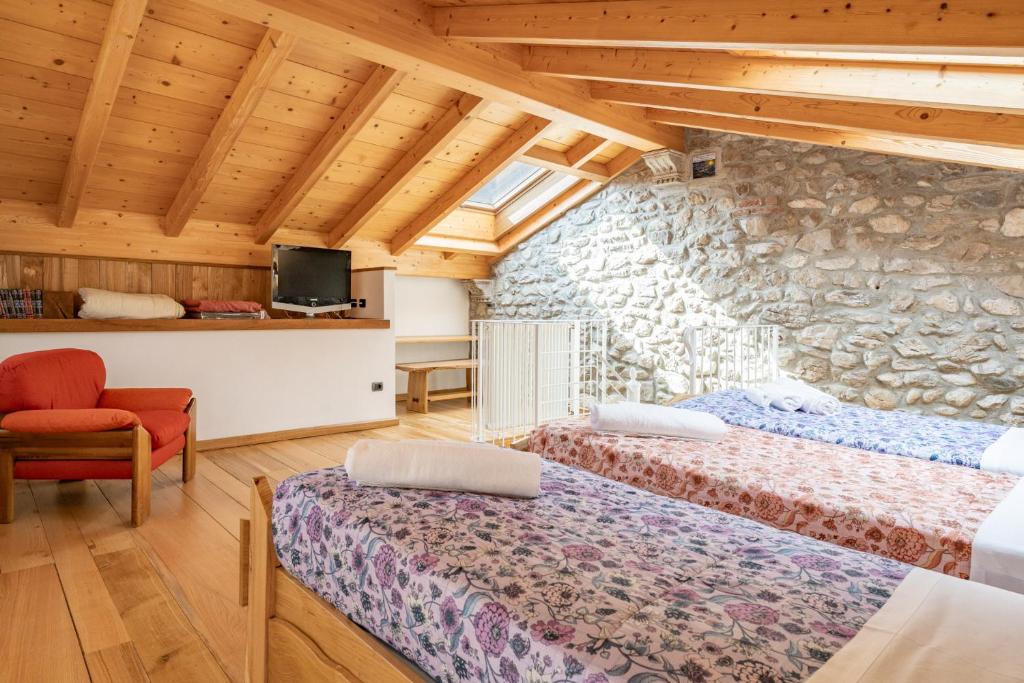 Postel nebo postele na pokoji v ubytování BALLABIO LAKE - Rustic Chic Retreat