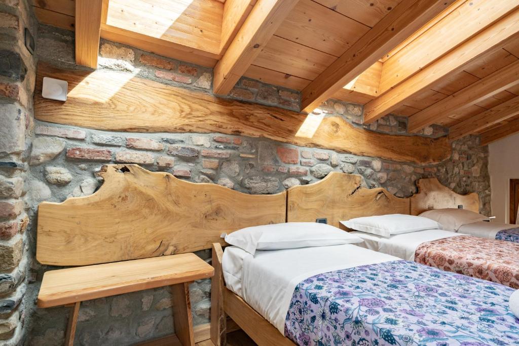 Postel nebo postele na pokoji v ubytování BALLABIO LAKE - Rustic Chic Retreat