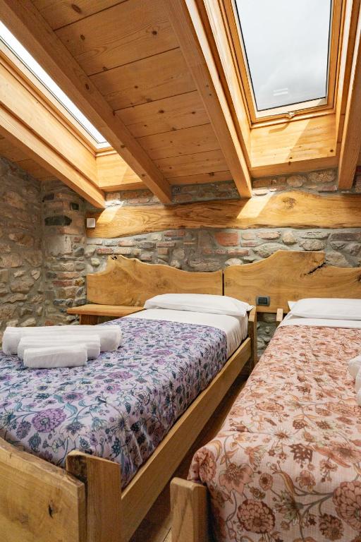 Postel nebo postele na pokoji v ubytování BALLABIO LAKE - Rustic Chic Retreat
