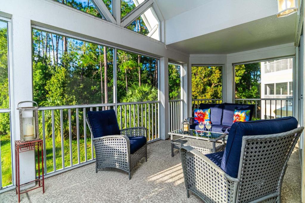 un porche cubierto con sillas y mesa en The Golden Bear Retreat 1222-3, en Sampson