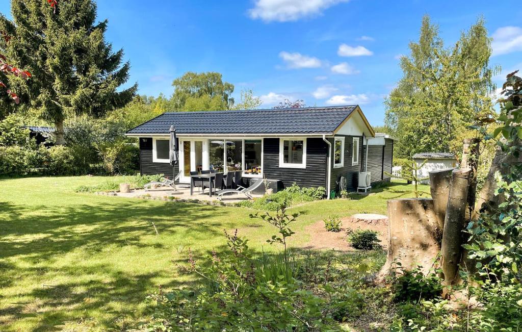 una piccola casa in un cortile con giardino di 2 Bedroom Cozy Home In Frederiksværk a Frederiksværk