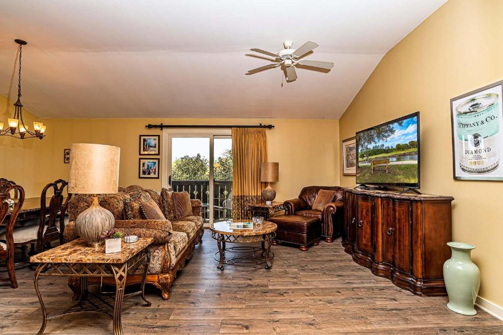 - un salon meublé avec un ventilateur de plafond dans l'établissement 2BR - Luxury vinyl floors - Pool - hot tub - 4304, à Saint Augustine