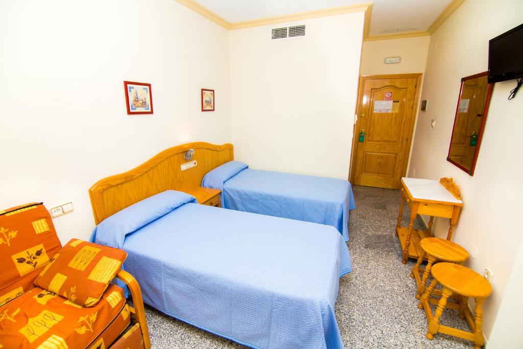 Hostal Los Corchos in Fuengirola: Find Hotel Reviews, Rooms, and Prices on