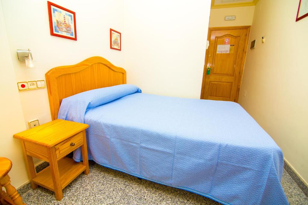 Hostal Los Corchos in Fuengirola: Find Hotel Reviews, Rooms, and Prices on