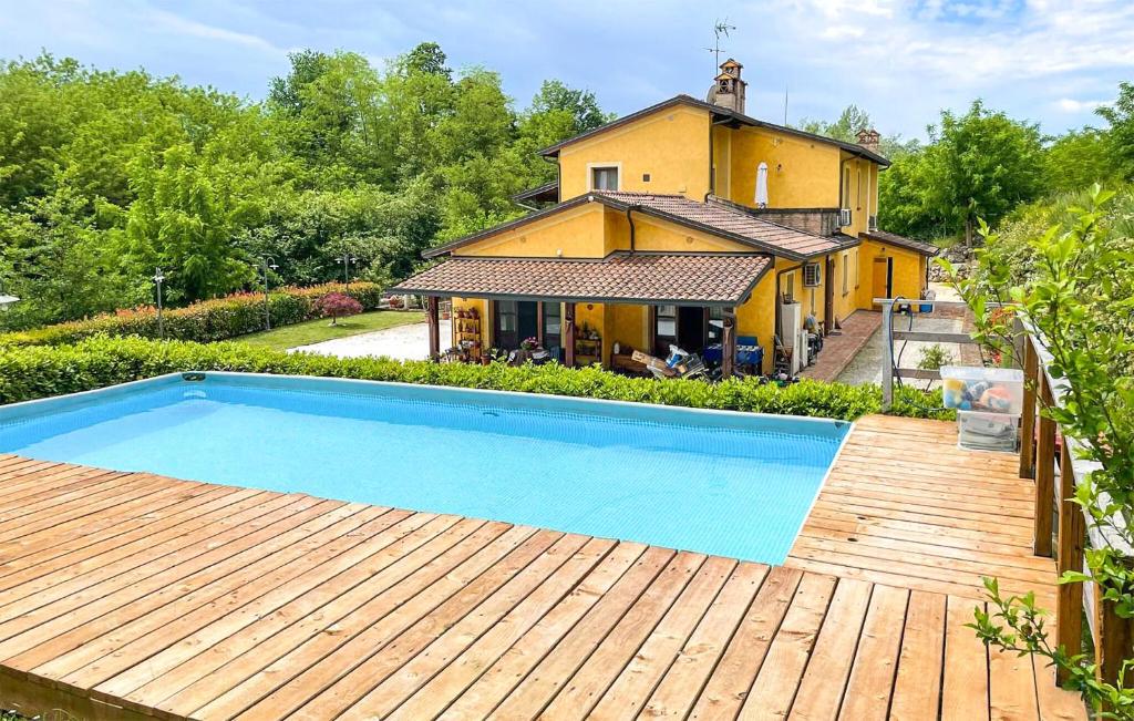 basen na drewnianym tarasie obok domu w obiekcie Cozy Apartment In Santa Maria A Monte w mieście Santa Maria a Monte