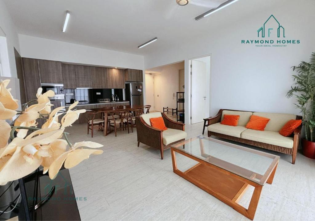 una sala de estar con un sofá y una mesa en Beachfront Resort By The Sea, Batu Ferringhi, en Batu Ferringhi