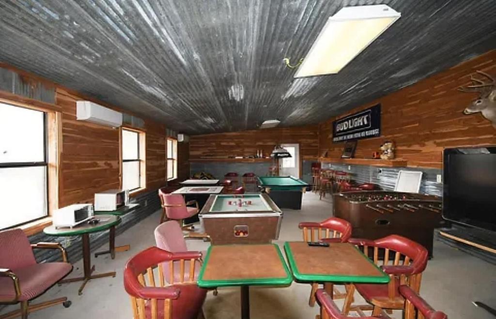 una sala con mesas y sillas de ping pong en Family Experiences - Fishing Archery Unit C, en Cookson