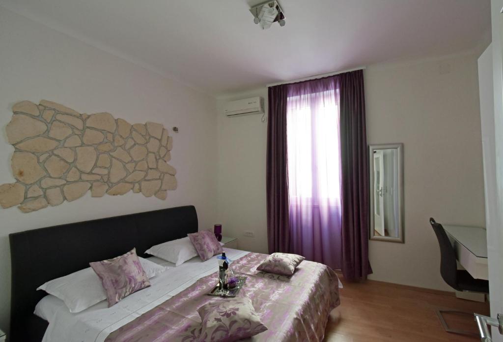 Posteľ alebo postele v izbe v ubytovaní Kuzma Rooms and Apartments
