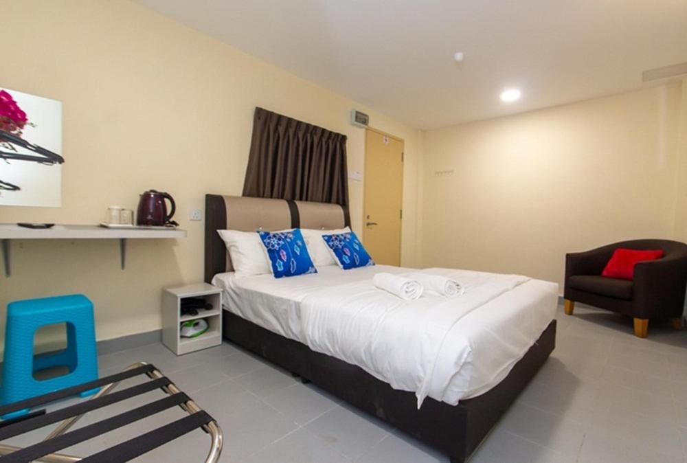 Una cama o camas en una habitación de Southern Tip Hotel