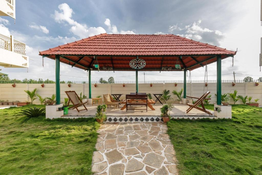 En have udenfor Tropicana Twins Villa by StayJade Jacuzzi Gazebo