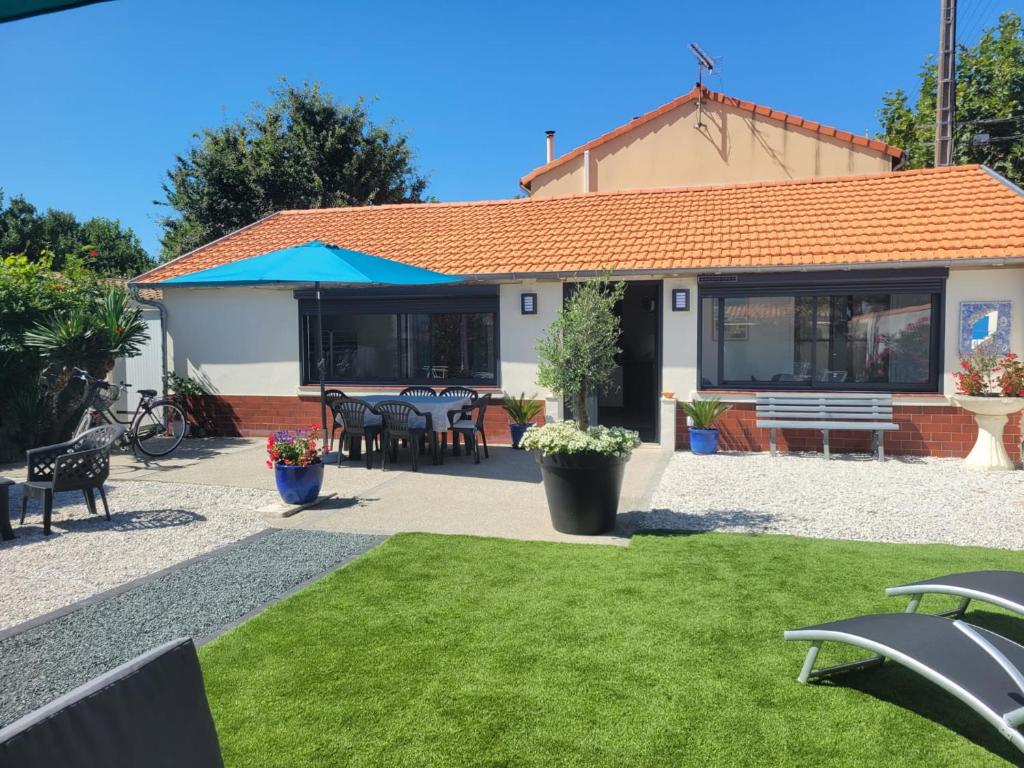 Cette maison dispose d'une terrasse avec une pelouse. dans l'établissement Maison familiale à 100m de la plage avec jardin clos et parking, pour 6 personnes - FR-1-535-11, à Châtelaillon-Plage