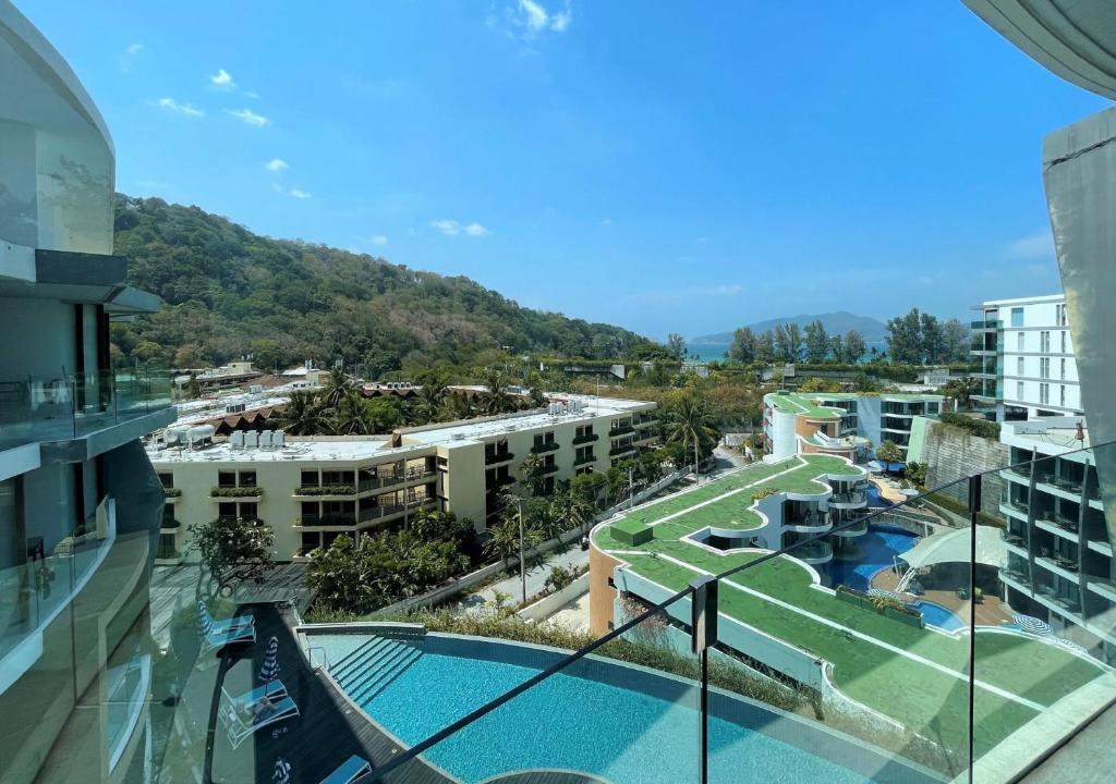Vista aérea de un complejo turístico con piscina. en Private apartment at Twin Sands by Lofty, en Patong Beach