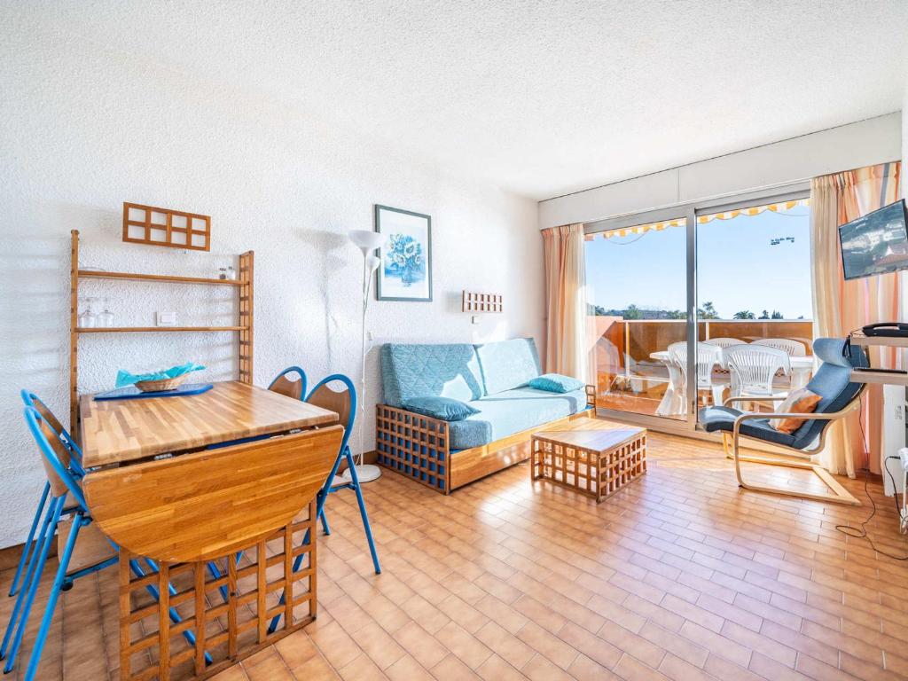un salon avec un canapé et une table dans l'établissement Appartement spacieux pour 8 pers. avec Wi-Fi à Roquebrune-Cap-Martin - FR-1-827-15, à Roquebrune-Cap-Martin