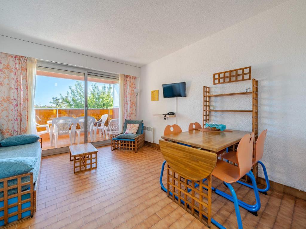 un salon avec une table et un canapé dans l'établissement Studio confortable avec Wi-Fi, idéal pour 4 personnes - FR-1-827-31, à Roquebrune-Cap-Martin
