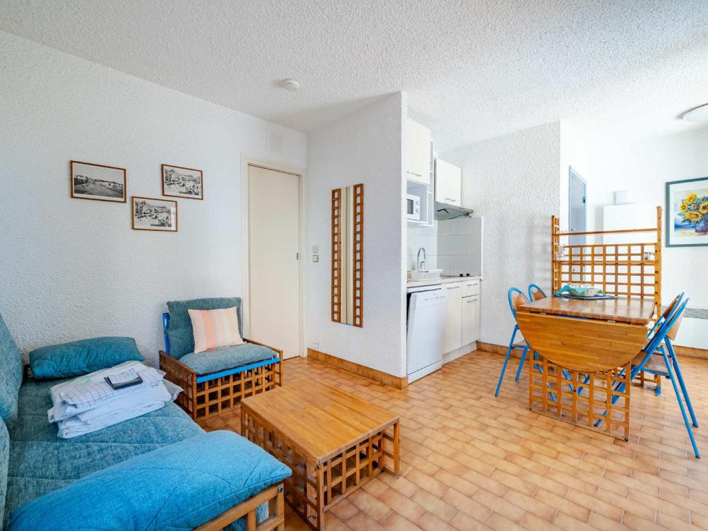 un salon avec un canapé et une table dans l'établissement Appartement 6 personnes avec Wi-Fi, proche de la mer - FR-1-827-42, à Roquebrune-Cap-Martin