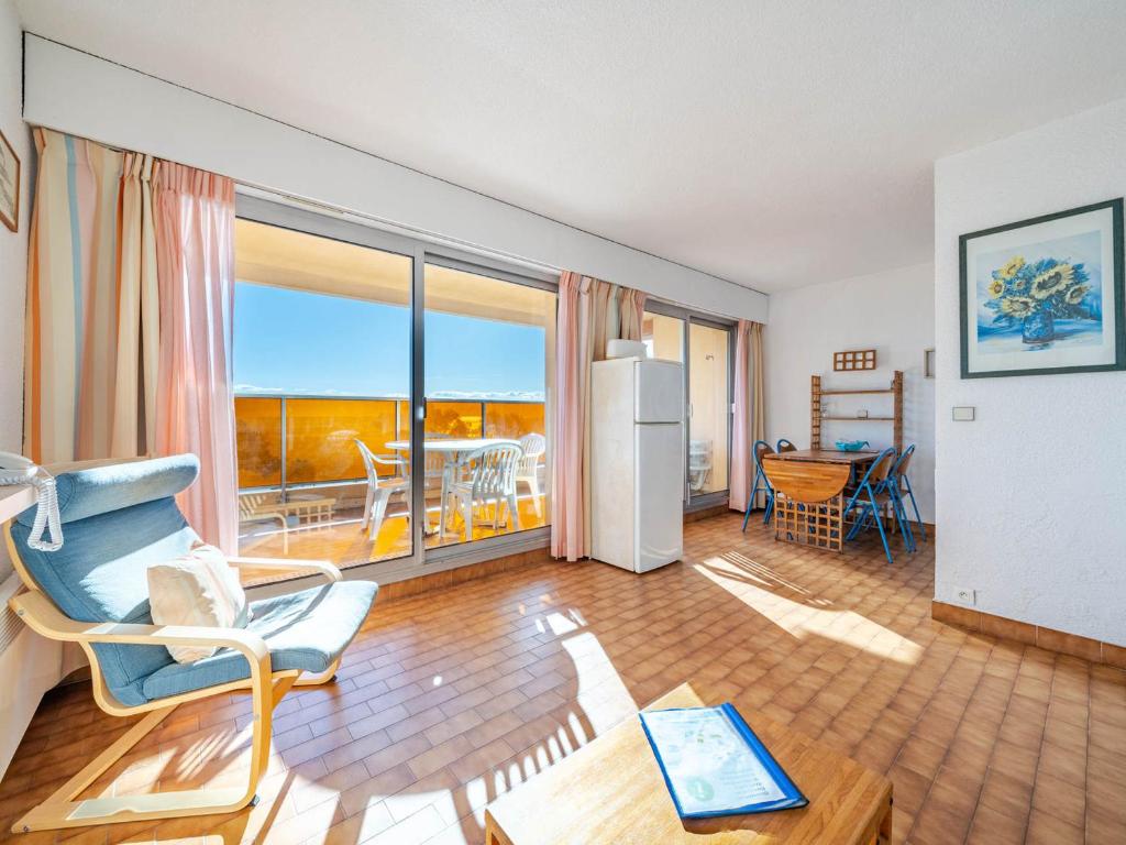 un salon avec une chaise et une table dans l'établissement Studio pour 6 personnes avec Wi-Fi et vue mer à Roquebrune-Cap-Martin - FR-1-827-19, à Roquebrune-Cap-Martin