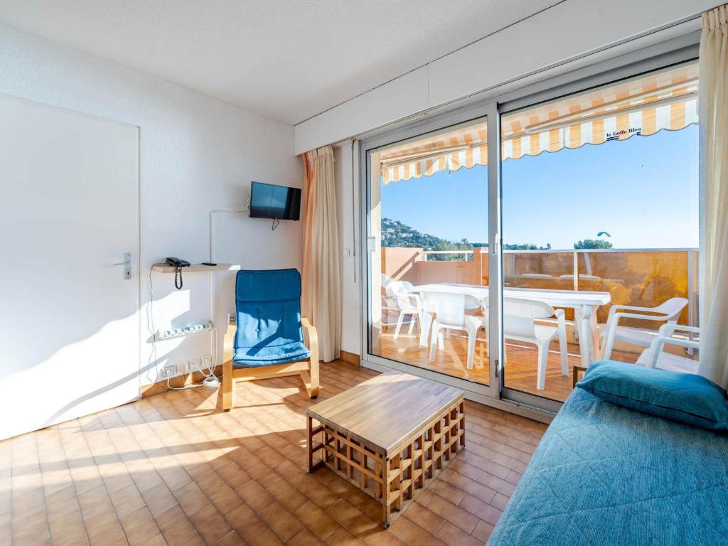 un salon avec un canapé et une table dans l'établissement Appartement 6 personnes, vue mer et Wi-Fi inclus - FR-1-827-25, à Roquebrune-Cap-Martin