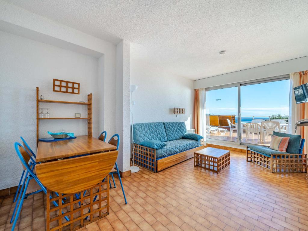 un salon avec un canapé et une table dans l'établissement Appartement spacieux pour 8, Wi-Fi, vue mer - FR-1-827-21, à Roquebrune-Cap-Martin