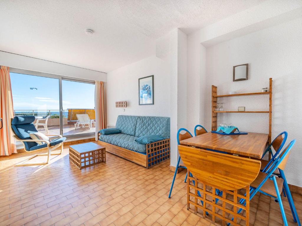 un salon avec un canapé et une table dans l'établissement Appartement 8 personnes avec Wi-Fi, vue mer - FR-1-827-11, à Roquebrune-Cap-Martin