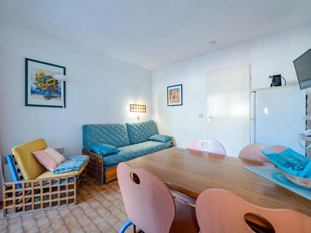un salon avec une table et un canapé dans l'établissement Studio vue mer pour 4 pers. avec Wi-Fi - FR-1-827-49, à Roquebrune-Cap-Martin
