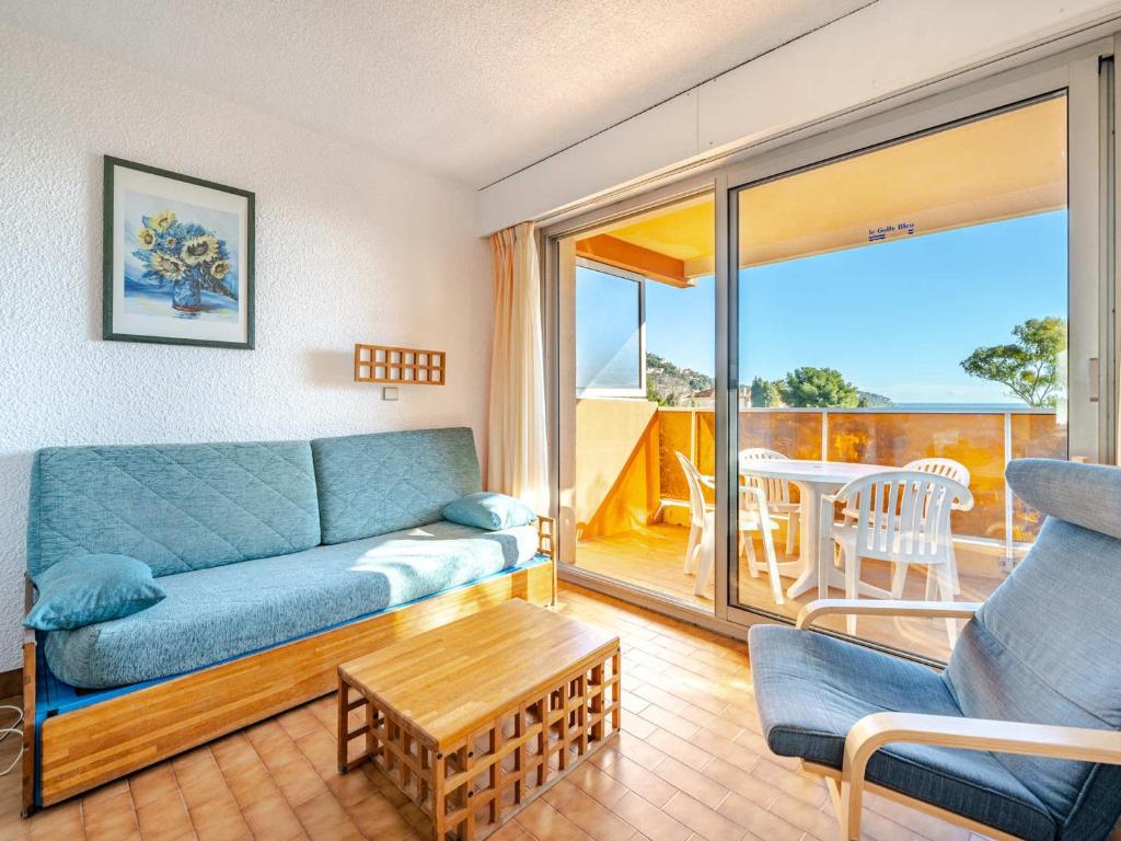 un salon avec un canapé et une table dans l'établissement Studio confortable avec Wi-Fi, vue mer, 4 personnes - FR-1-827-60, à Roquebrune-Cap-Martin