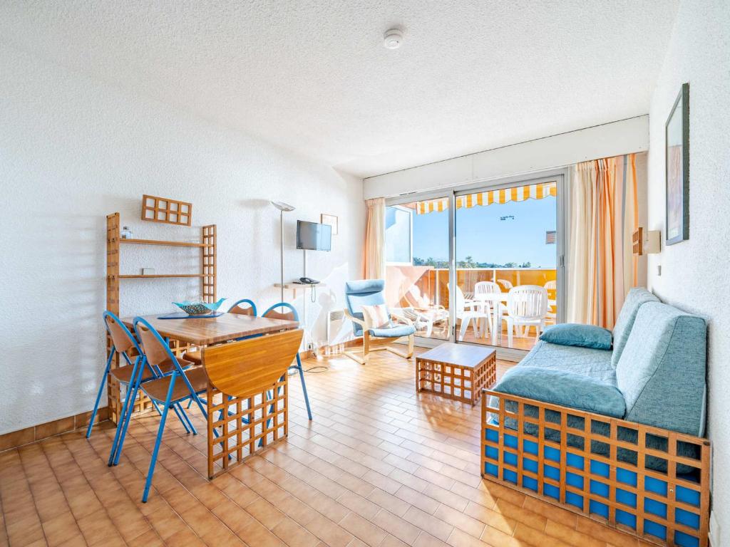 un salon avec un canapé et une table dans l'établissement Studio confortable vue mer avec Wi-Fi, idéal pour 4 personnes - FR-1-827-62, à Roquebrune-Cap-Martin