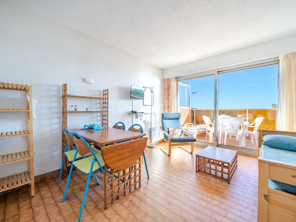 un salon avec une table et une salle à manger dans l'établissement Studio vue mer pour 4 avec Wi-Fi, séjour idéal ! - FR-1-827-73, à Roquebrune-Cap-Martin