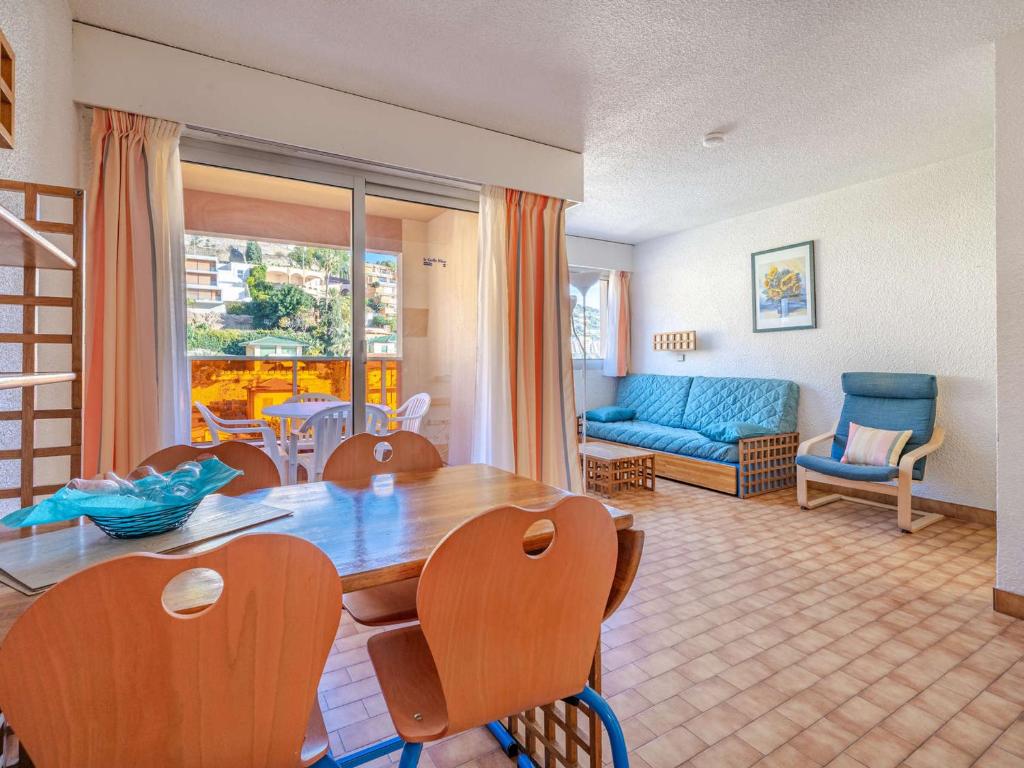 un salon avec une table, des chaises et un canapé dans l'établissement Studio vue mer pour 4 avec Wi-Fi et animaux admis - FR-1-827-63, à Roquebrune-Cap-Martin