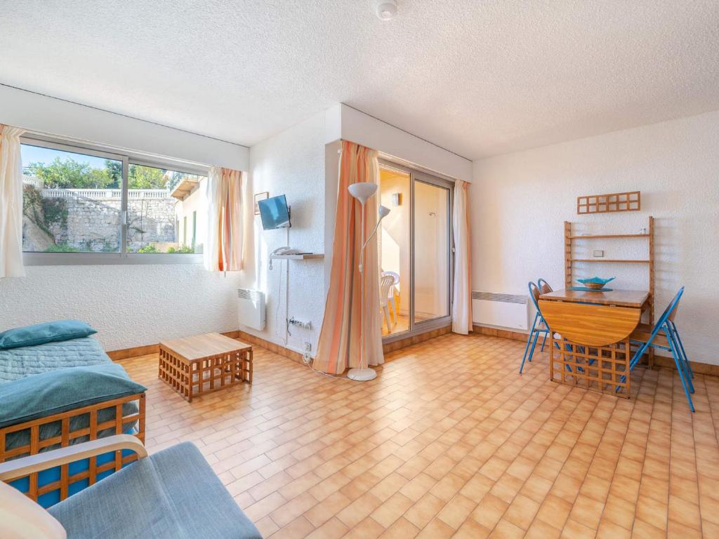 un salon avec une table et un canapé dans l'établissement Studio 4 pers. avec Wi-Fi, vue mer à Roquebrune-Cap-Martin - FR-1-827-85, à Roquebrune-Cap-Martin