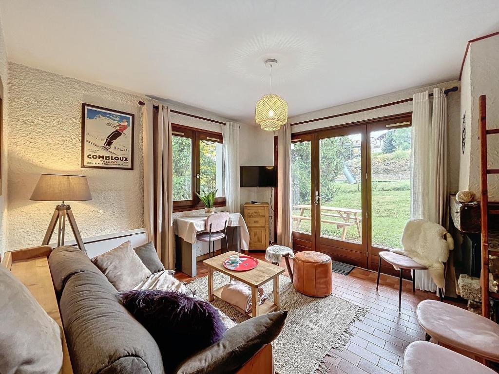 un salon avec un canapé et une table dans l'établissement Appartement 2 pièces au pied des pistes à Combloux - FR-1-560-162, à Combloux