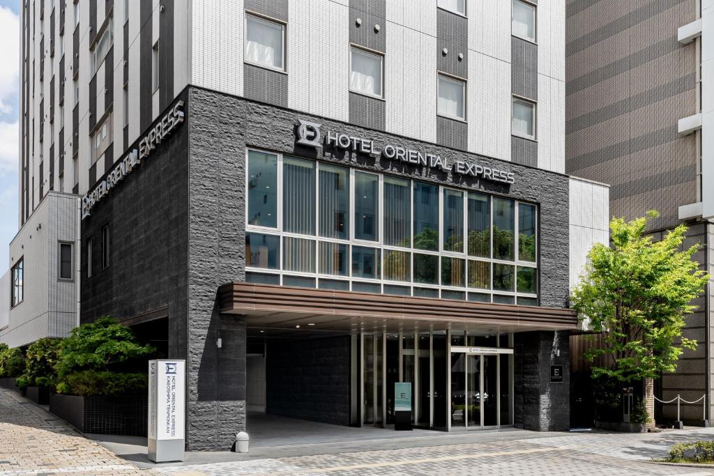 鹿児島市にあるホテルオリエンタルエクスプレス鹿児島天文館のホテルの看板のある建物サイバーストレス
