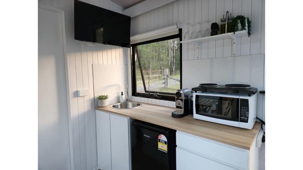 Kuchyň nebo kuchyňský kout v ubytování Firefly Tiny House by Tiny Away