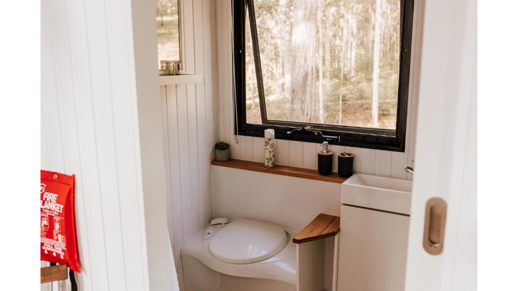 Koupelna v ubytování Firefly Tiny House by Tiny Away