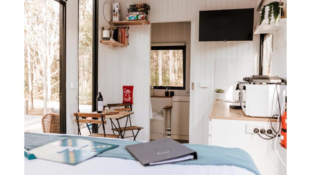 Kuchyň nebo kuchyňský kout v ubytování Firefly Tiny House by Tiny Away