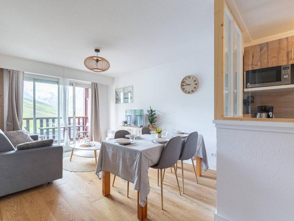 une salle à manger et un salon avec une table et des chaises dans l'établissement Appartement Peyragudes 6 pers, balcon, ski, parking - FR-1-695-75, à Gouaux-de-Larboust