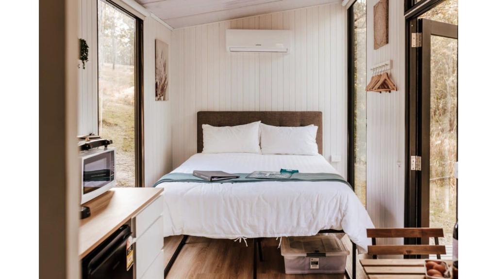 Postel nebo postele na pokoji v ubytování Firefly Tiny House by Tiny Away