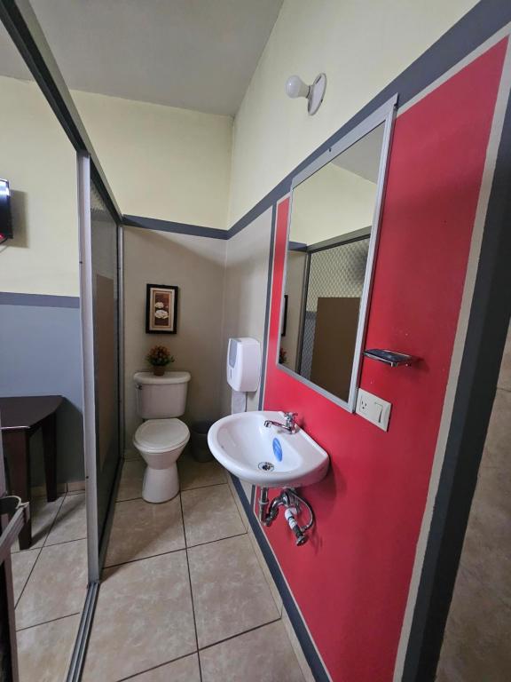 Koupelna v ubytování Platinum Hotel