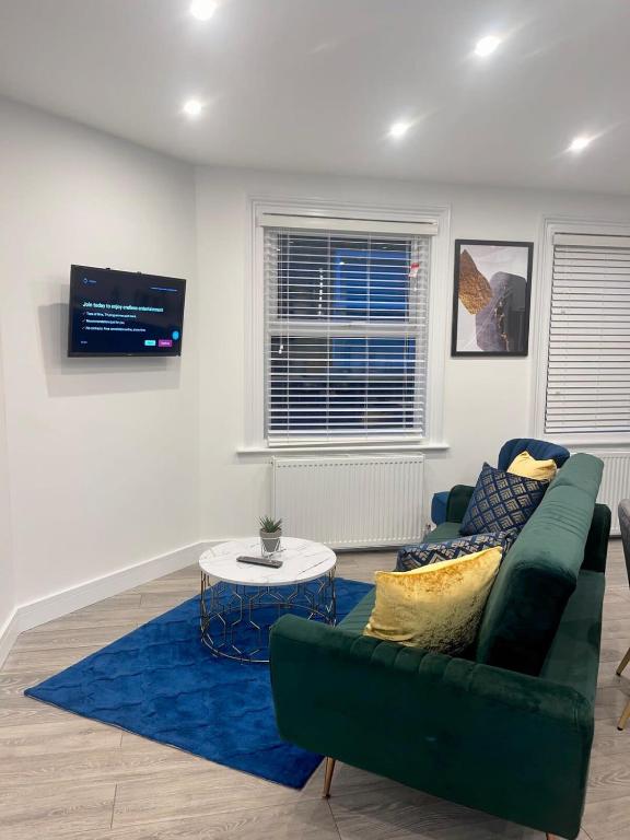 Trinity Apartments - 2 Bed Apartment - sleeps 6 - Spacious - Modern - 30 Seconds from High Street - Two-Bedroom Apartment