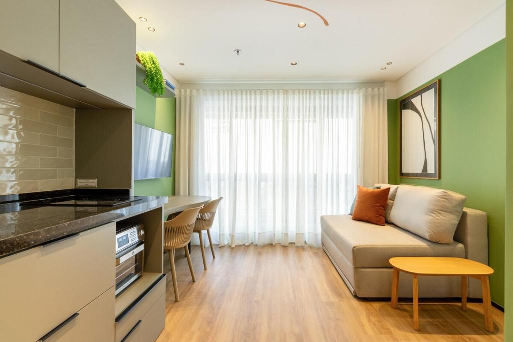 Apartamento novo em frente ao Allianz Parque com 1 vagaにあるキッチンまたは簡易キッチン