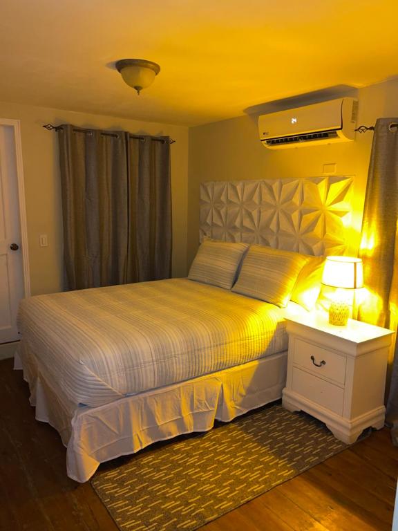 Postel nebo postele na pokoji v ubytování West end inn