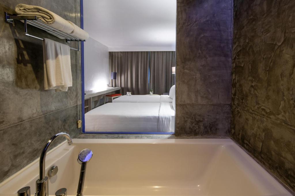 Postel nebo postele na pokoji v ubytování The Yama Hotel Phuket