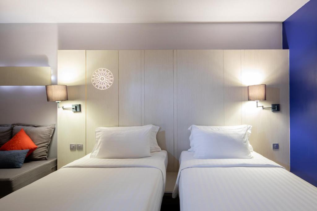 Postel nebo postele na pokoji v ubytování The Yama Hotel Phuket