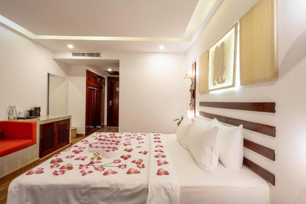 Postel nebo postele na pokoji v ubytování Angkor Breeze Hotel & Spa