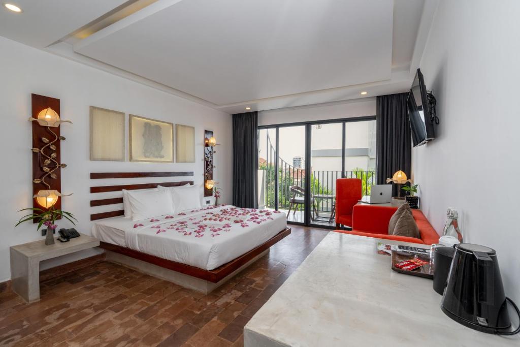 Postel nebo postele na pokoji v ubytování Angkor Breeze Hotel & Spa